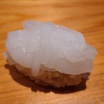 鮨 さかい - ⑪槍烏賊(福岡県鐘崎産)
      産卵期は初春～夏、旬は秋～冬、寿命1年
      ネットリした障泥烏賊とは異なり、張りと粘り、甘みと旨みのバランスが際立っています