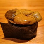 鮨 さかい - ㉑赤雲丹(佐賀県唐津産、明礬無し)
      産卵は初秋～晩秋、旬は初夏～晩夏
      舌の上に載せて5秒ホールド
      穏やかで透明感のある上品な甘みと旨みがあり、スッーと溶けて上質な余韻が続きます