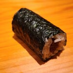 鮨 さかい - ㉕干瓢巻き
      今日もまた干瓢巻の準備が始まると「幸せな時間の終演」を感じ切なくなります
      海苔の薫りが素晴らしく、赤酢のシャリの美味しさを素直に感じ取れます