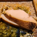 鮨 さかい - ③黒鮑(福岡県津屋崎産)、5時間の酒蒸し
      産卵は秋～冬、旬は初夏～夏
      この日は弾力を残しつつプルッとした軟らかさ、旨みと甘みが抜群、磯の香りも素晴らしい！