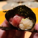 鮨 さかい - ⑦中落ち巻き(宮城県塩釜産、153kg)
      適度に脂ののった中落ちを海苔細巻きに
      旨みがありつつもスッキリとした後味に仕上げてあります