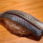 鮨 さかい - ⑭小鰭(熊本県天草産)
      産卵は春。旬はそれぞれ、小鰭は夏、寿命3年
      塩振りと〆具合は旨みと香りのバランスが取れていて好きです
      魚の成長度合いによって塩振り量が変わる熟練の技が必要なネタですね