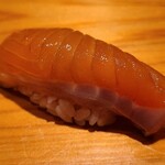 鮨 さかい - ⑬時鮭(ときしらず)ヅケ【白鮭の青年魚】(北海道根室産)
      産卵期は秋、時鮭(トキシラズ)は回遊している白鮭で脂のりか良いのが特徴
      冷凍ではないトロサーモンの旨みを楽しみます