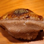 鮨 さかい - ㉓煮穴子(長崎県対馬列島産)
      産卵は初夏～初秋、旬は夏～秋
      旬真っ只中で脂がのり味わいが深い
      ふわふわと軟らかく、口の中に入れた瞬間にシャリがほどけ、一気に拡がる旨み、ツメも濃過ぎず軽やかな後味です