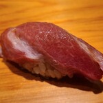 鮨 さかい - ⑰本鮪大トロ(宮城県塩釜産、153kg)
      夏の大トロ、サシの入り方は穏やか
      華やかですが軽やかでサッパリとした脂の旨み、口の中でネタが溶けと同時にシャリも解け、ネタと技術が渾然一体となっています