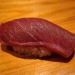鮨 さかい - ⑯本鮪中トロ(宮城県塩釜産、血合岸、153kg)
      夏場の中トロで脂は軽ろやか、酸味とのバランスが良く、この時期ならではの味わい
      人肌よりも温かめのシャリが、中トロの脂を活性化させ、すっと消えていきます