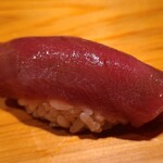 鮨 さかい - ⑮本鮪赤身(宮城県塩釜産、天端、153kg)
      日本近海の産卵は春～夏、旬は初秋～冬
      軽くサシが入っていて状態が良く赤身独特の風味があり、軽めの漬けで酸味が程好く旨みはありますがサッパリしています