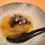 鮨 さかい - ⑥北紫雲丹(北海道余市産)、オシェトラキャビア(ロシア蝶鮫、中国産)載せ、土佐酢ジュレ掛け、紫蘇の花載せ
      北紫雲丹の品のある甘み、土佐酢ジュレが軽めの旨みをサッパリと添えています