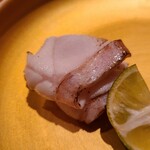 鮨 さかい - ⑤炭火炙り九絵(佐賀県唐津産、3kg、雌)
      産卵は初夏～夏、旬は冬～初夏
      全て雌で生まれ、10歳10kgで雄に性転換
      産卵しないサイズなので脂がのっています
      炙って脂を活性化させ旨みを引き出しています