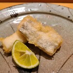 鮨 さかい - ⑧太刀魚(神奈川県横須賀産)の薄米粉衣の天麩羅、酢橘添え
      産卵期は春～秋、旬は秋～冬ですが、通年を通して脂がのっています。
      薄く米粉の衣を付け炙って脂を活性化させあり口腔内で旨みが拡がります