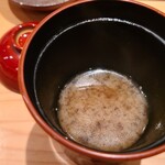 鮨 さかい - ⑳車海老の頭の出汁の赤出汁
      車海老の香りと滋養と旨みがたっぷりと凝縮されており、じっと目を瞑って味わう
      これまで一度も妙な臭みや雑味を感じた事は無く、丁寧な下処理が常になされていると思う