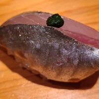 鮨 さかい - ⑲真鯵(鹿児島県出水産)、刻み浅葱め載せ
                    産卵は春～夏、旬は秋～冬
                    根付きの個体で脂のりが良く皮がシルバーになっているのがその証、肉厚で脂のりもバッチリで、香りもとても良いですね