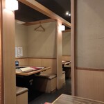 炭火焼肉 七輪房 - 店内個室はこんな感じ。日本人は…壁に囲まれた席って落ち着くよね(笑)