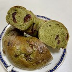 ベーカリー燈 - 天然酵母ベーグル 抹茶とクランベリーとマカダミア ¥330