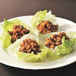 2．豚肉と筍の香り炒め、レタス包み