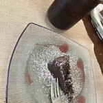 ピッコラペコラ - チョコレートケーキは巨大なガラス皿に粉が巻かれていてオシャレ極まる