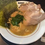 Tonkotsu Chuukasoba Gantare - 家系風ラーメン ¥900(税込)