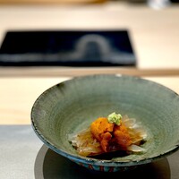 鮨おおね田 - イカとウニ。 函館名物のイカもとっても不漁なんだとか。 今、包丁を入れまくったり、冷凍して細胞壁を破壊したり、イカの旨味、甘みをファーストインパクトで引き出す料理法が流行ってますが、僕は苦手なんだよなぁ。 この店はその日揚がったイカをその日に客に出します。 色が違うでしょ？ これです。 サクッとした歯あたり。 噛むほどにイカの旨味が溶け出してくる感じ。 ウニも素晴らしいけど主役はイカ。