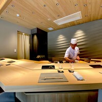 鮨おおね田 - 店内もこの通り。 宮大工により細工も多々あり、高級感、居心地ともに上級レベル。 大将も温厚で親切。 入店と同時に心躍ります。