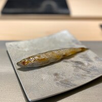 鮨おおね田 - ししゃも。 小さくて柔らかくて繊細な魚ですが、囓った瞬間に口の中に熱々の香りが爆発。 旨すぎます！ 大将に無理言っておかわりしました。 この一匹の調理に、裏の厨房ではけっこうな手間がかけれられてた様子。