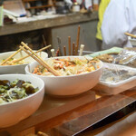 和乃家 - カウンターに並ぶおばんざい（2023年7月）
