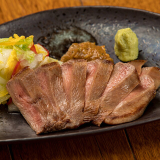 名物「牛タン炭火焼」をはじめとした豊富なお肉料理の数々！！