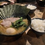 家系ラーメン クックら - かためおおめ海苔味玉ライス　うめえ