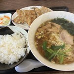 喜楽亭食堂 - 醤油ラーメン+餃子半ライス 900円