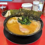 家系ラーメン王道 王道之印 - チャーシュー麺1100円・ライス130円