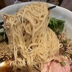 麺巧 潮 上野製麺所 - 麺はやや縮れてる細麺で冷やしラーメンにぴったりな食感です。