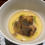 デンクシフロリ - 鮎のポアレのせ茶碗蒸し。　鮎のほのかな苦味とパリパリ皮の食感が、まろやかな茶碗蒸しをメイン料理レベルに引上げています。