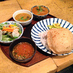 上亀 - 深川カレー定食（ミールス）、選べるカレーと野菜カレー、スープカレー、プーリー、十穀米、サラダのセット、やや日本風アレンジです。