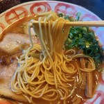 Marutaya - 【中華そば　730円】麺リフト