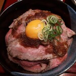 Kameido Nikushabuya - 黒毛和牛のローストビーフ丼１０００円ご飯無料大盛バージョンのアップ