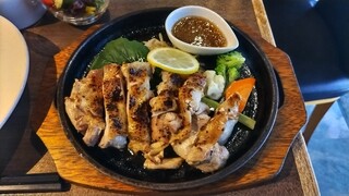 TEPPAN BAR Griglia - ビッグチキンステーキ　オニオンペッパーソース　1070円