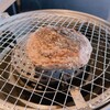 焼肉 もとび - ランチ　ハンバーグ　仕上げ段階の網焼き