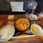 口福菜 亀吉 - 陳麻婆豆腐ランチは麻婆豆腐、卵スープ、小鉢、ザーサイ、ご飯