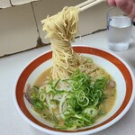 寿楽亭 - ラーメン(並)(税込700円)
            「原田製麺」さんのストレート細麺でハリのかる硬さでネジネジし易いです(笑)
            個人的には硬めを好むので有難いです