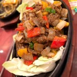 大阪ハラルムガル - ５．羊肉の香味野菜炒め　中東風
      　　→柔らかく煮込んだ羊肉と香味野菜の炒めたもの