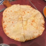 大阪ハラルムガル - チーズナン