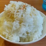 Oogiya Ramen - セルフのご飯に胡椒と醤油をかけていただきます