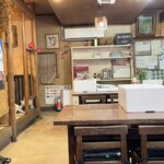 しまや - 仕込み中の店内