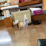 しまや - テーブル席へ