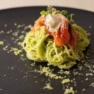 ランチとディナーで楽しめる、季節を知らせる月替わりコース