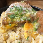 まるはのかつ丼 - 玉子がいい感じに半熟のようになってます