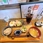 Ouchi Gohan To Ko-Hi No Mise Orusetto - DX朝定食は雑穀米、味噌汁、ハムエッグ、ウインナー、サラダ、小鉢がドリンク代+300円