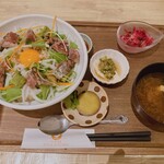 スマイル キッチン - ★6彩り野菜と藁焼カツオのユッケごはん定食