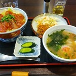 Parikara Kita Wa - 本日のづけ丼（いなだ）　ケイジャンチキンサラダ　和風牛骨のミニフォー　1600円