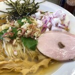 めん処 きよ洲 - 紫玉ねぎやミョウガがビターな煮干しに合う！