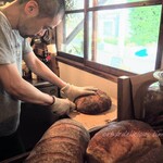 パン屋 塩見 - カンパーニュカット中の塩見さん